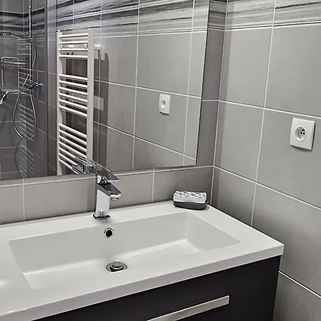 De Charme Près Du Mans Avec Piscine Et Climatisation - Fr-1-410-381 Changé